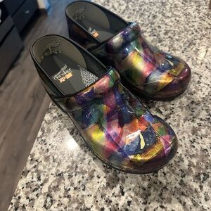 Dansko size 40. Women’s. Worn a couple times. Excellent condition.